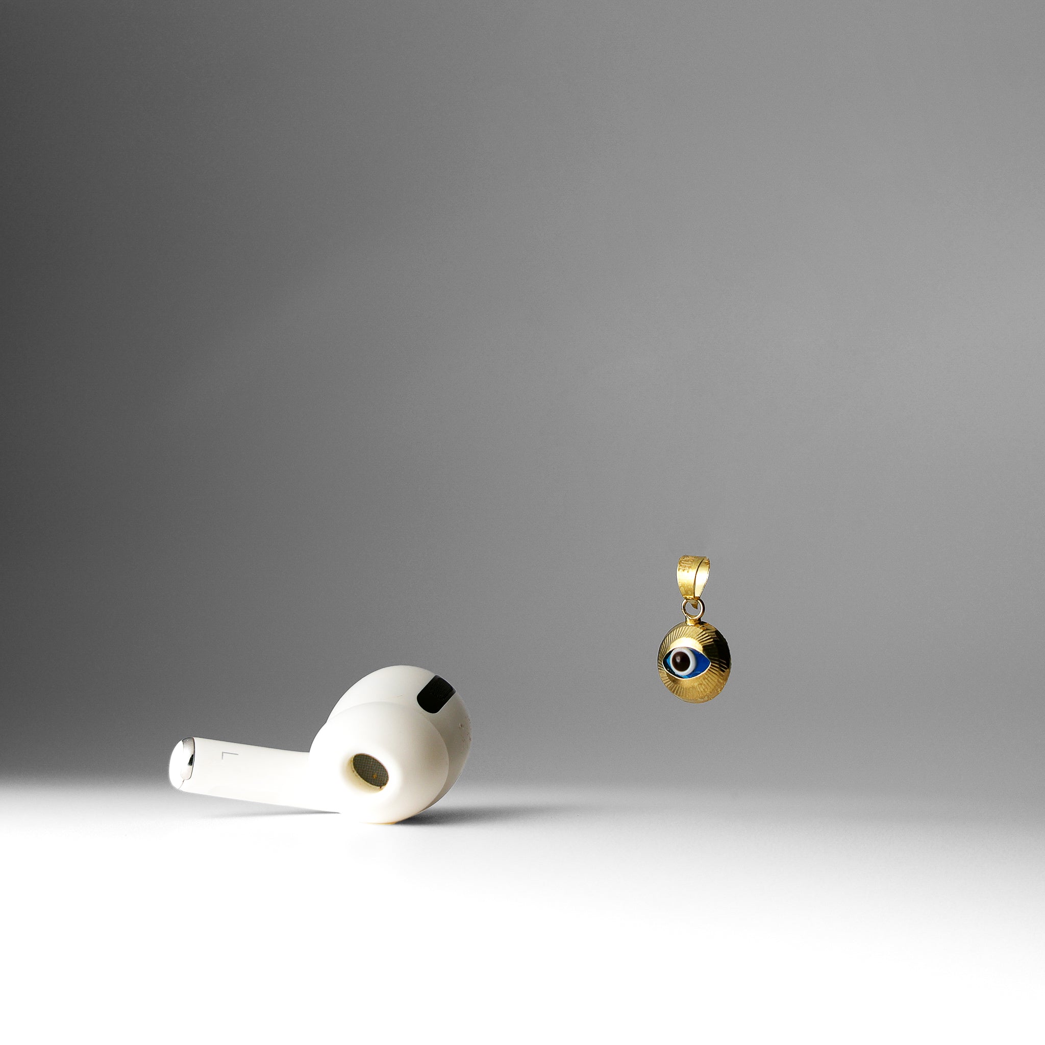 Gold Evil Eye Round Hamsa Pendant - Charlie & Co. Jewelry