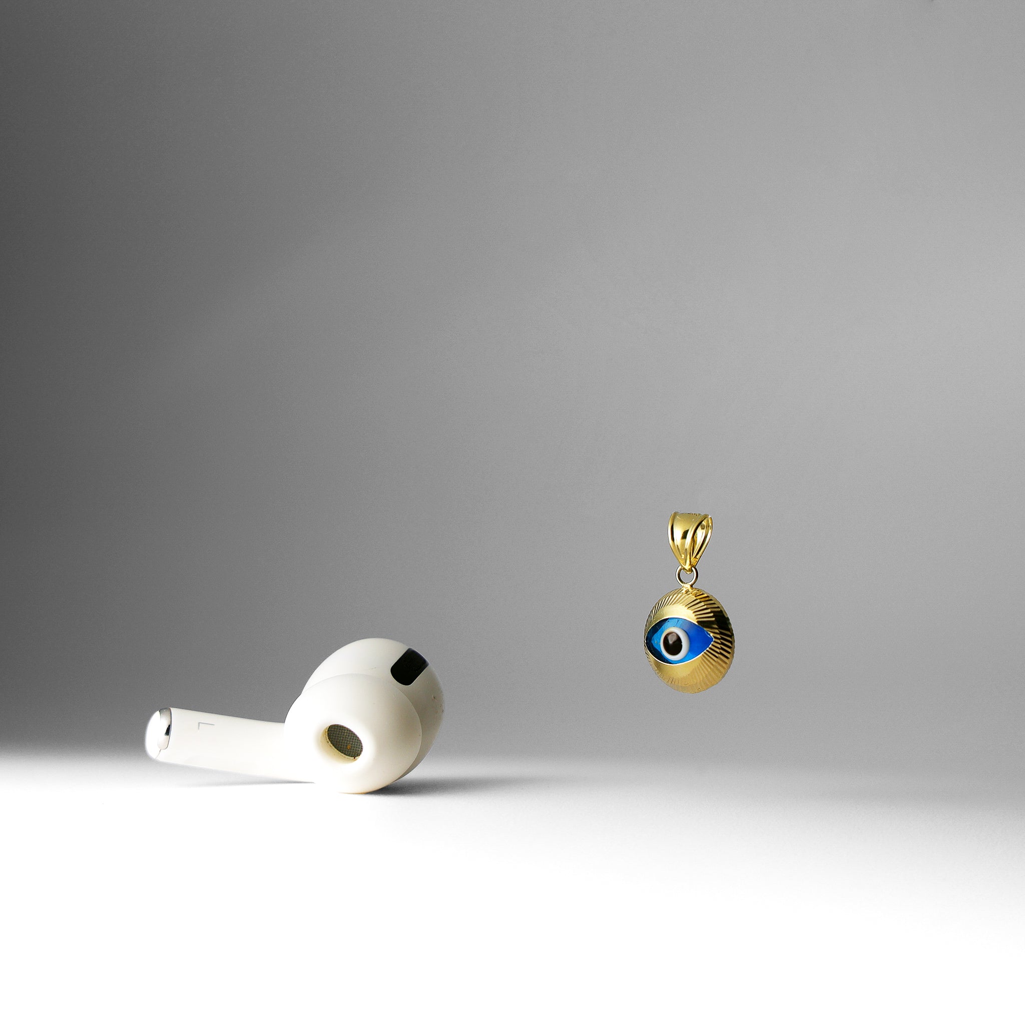 Gold Evil Eye Round Hamsa Pendant - Charlie & Co. Jewelry