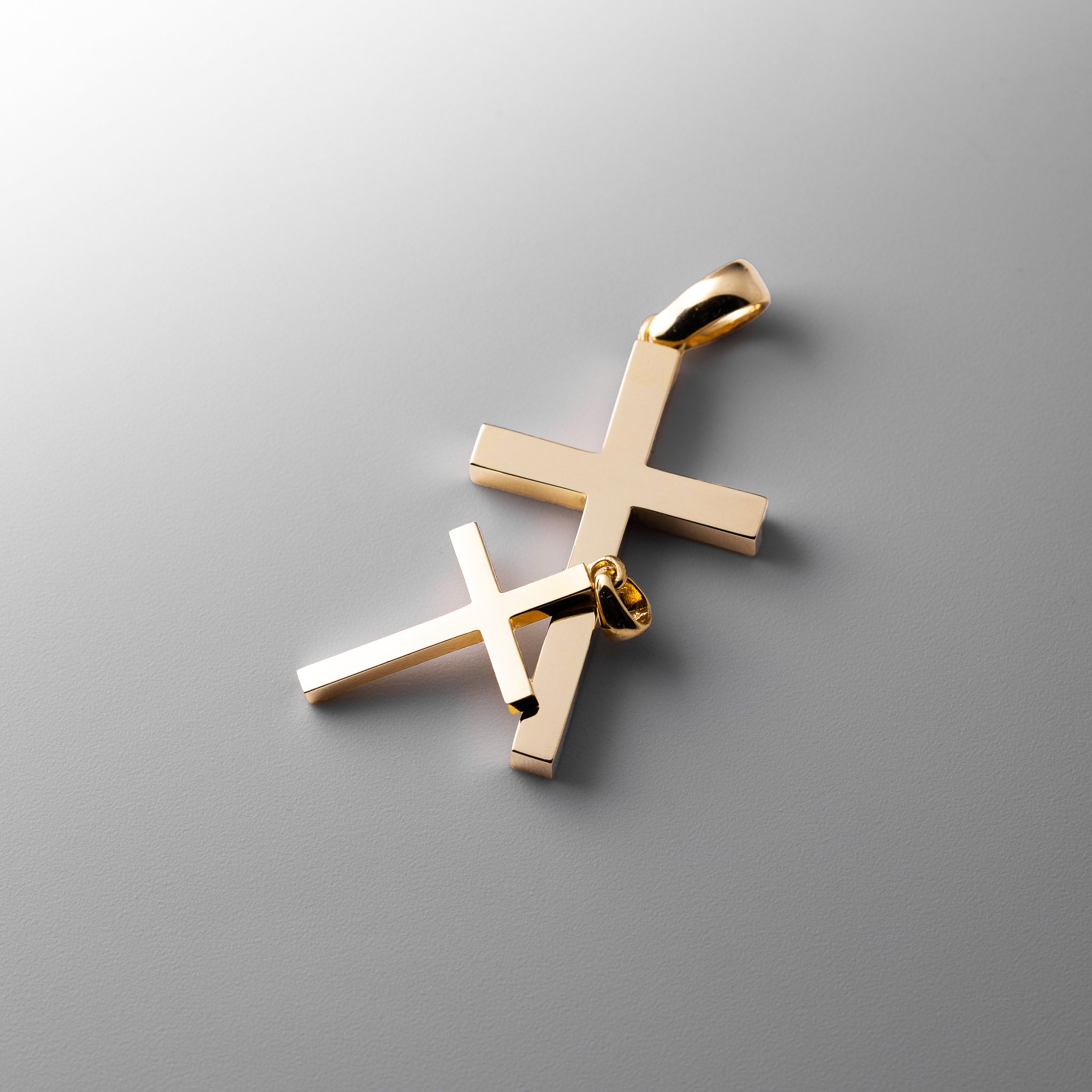 14K Solid Gold Classic Plain Cross Pendant - Charlie & Co. Jewelry