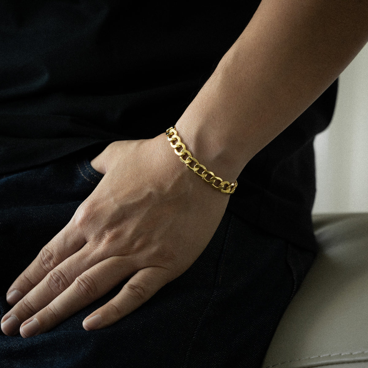 14k Gold 8.9mm Hollow Bevelled Curb Chain Bracelet 8.5 Inch - Model CH-0660
