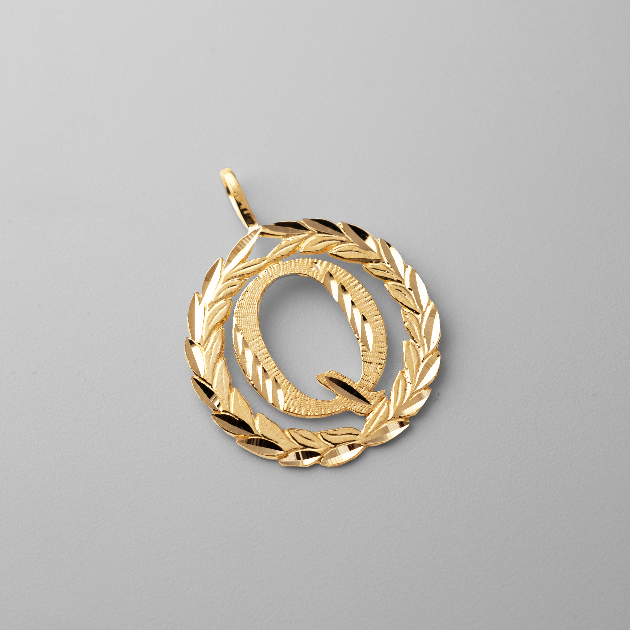 Gold Wreath Q Initial Pendant | A-Z Pendants - Charlie & Co. Jewelry