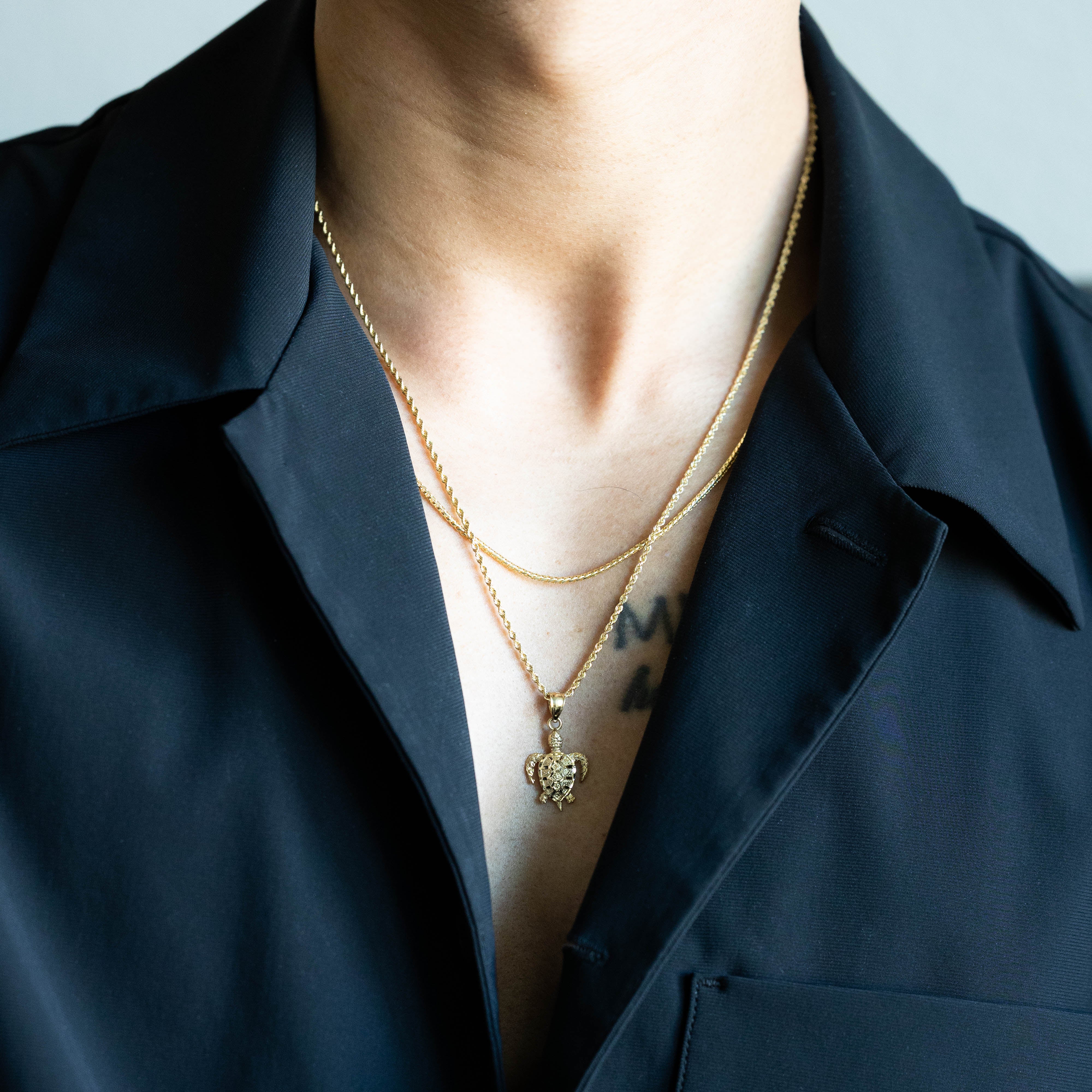 14K Gold Detailed Small Sea Turtle Pendant - Charlie & Co. Jewelry