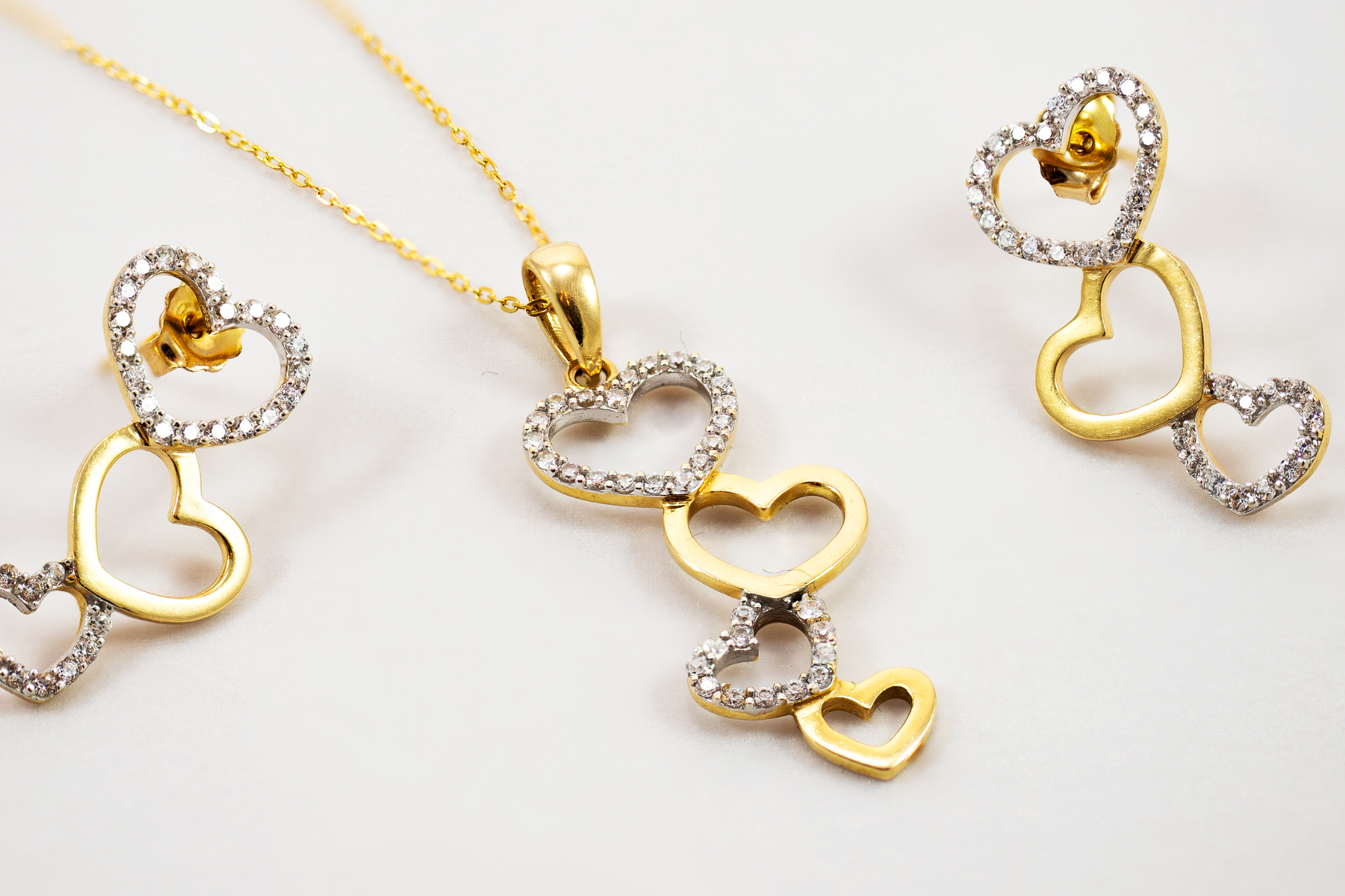 Is heart-shaped jewelry fashionable?