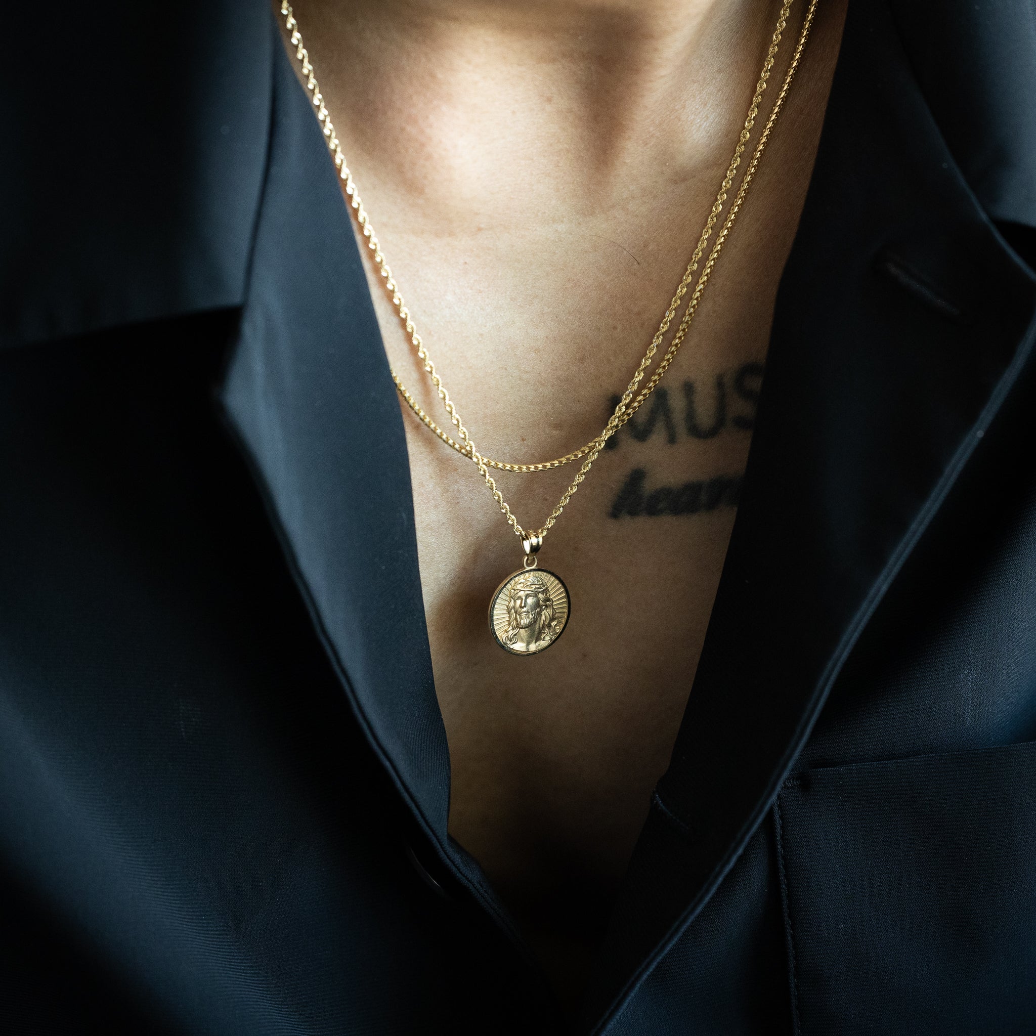 14K Gold Jesus Round Medallion Pendant – Model PT3236
