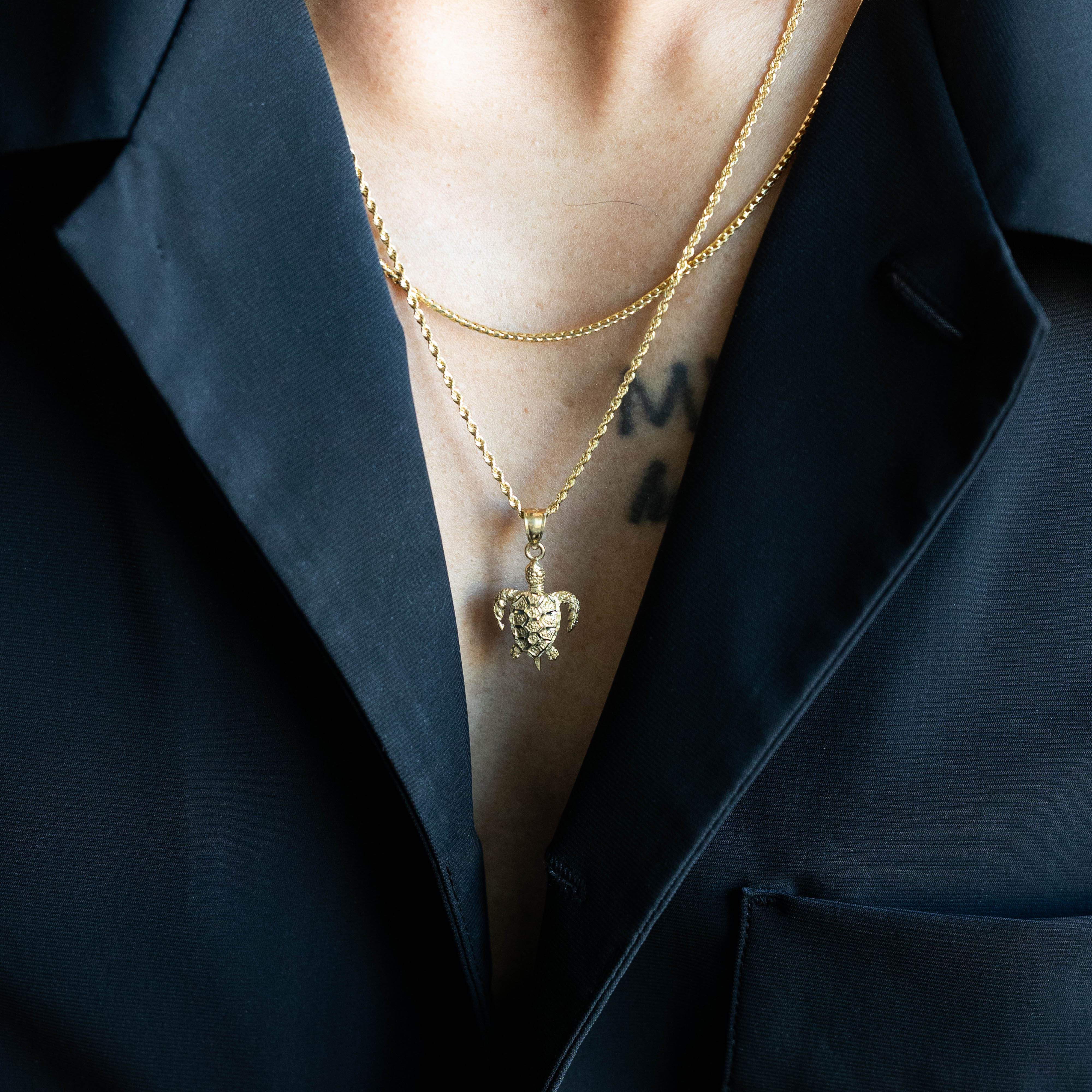 14K Gold Detailed Small Sea Turtle Pendant - Charlie & Co. Jewelry