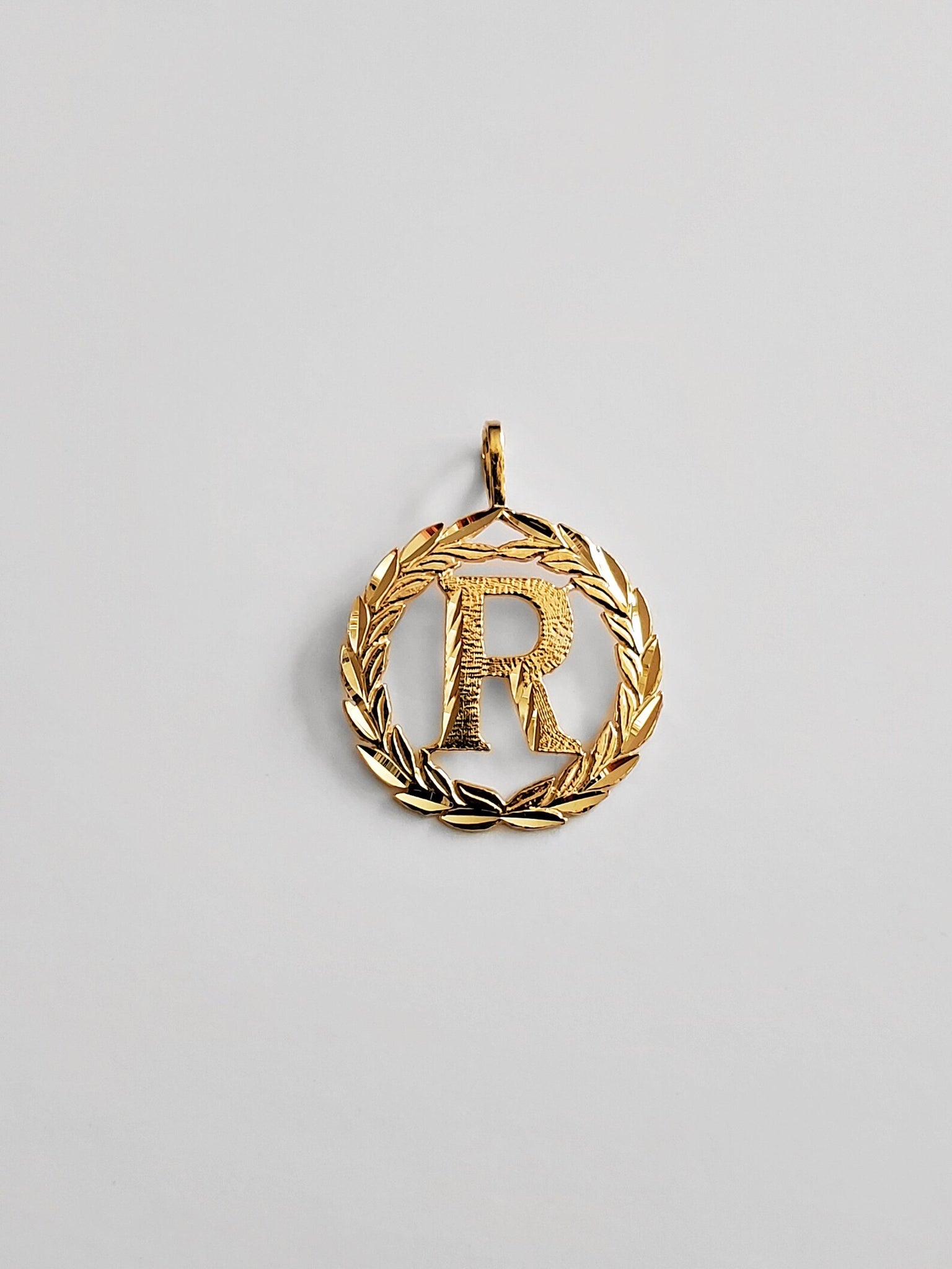 Gold Wreath R Initial Pendant | A-Z Pendants - Charlie & Co. Jewelry