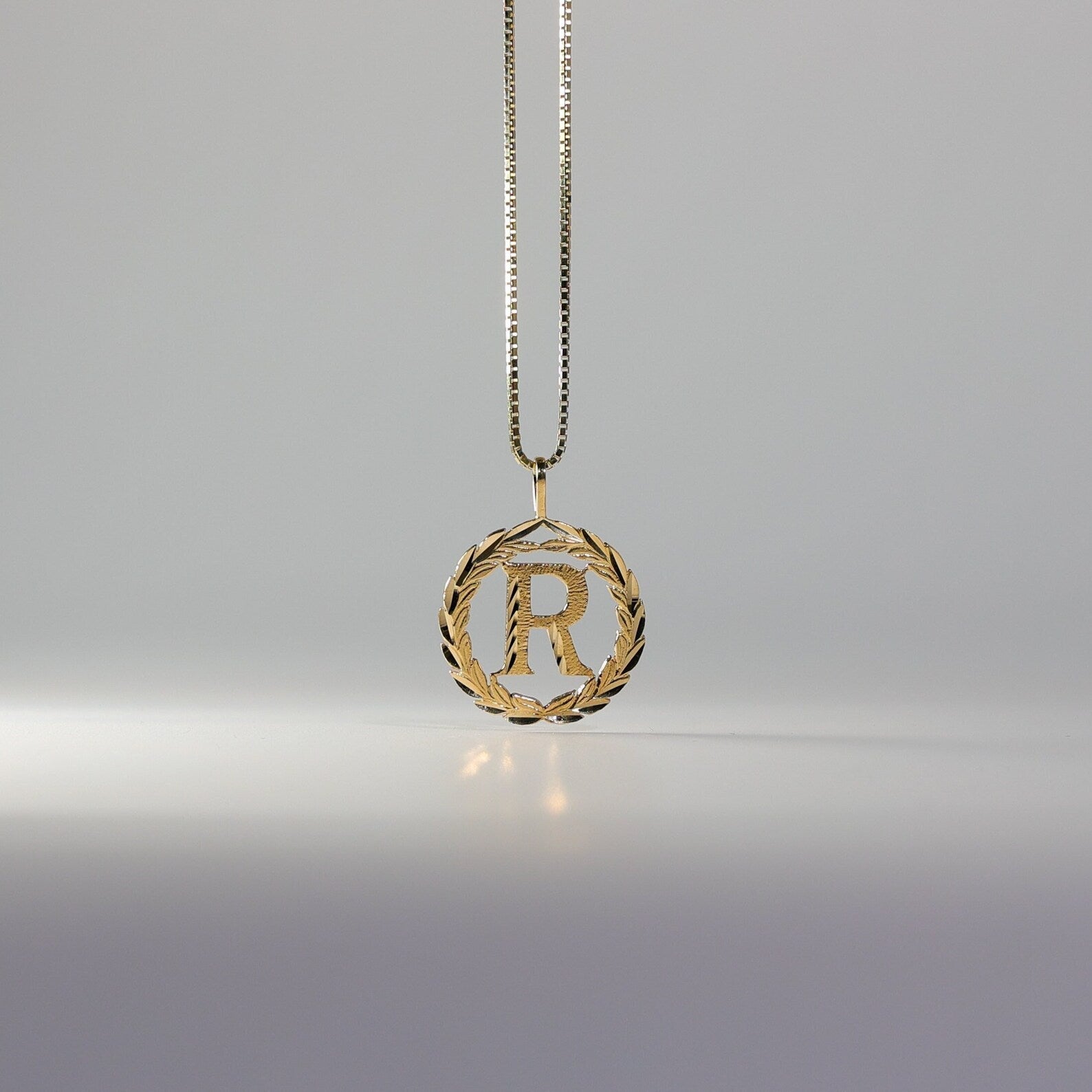 Gold Wreath R Initial Pendant | A-Z Pendants - Charlie & Co. Jewelry